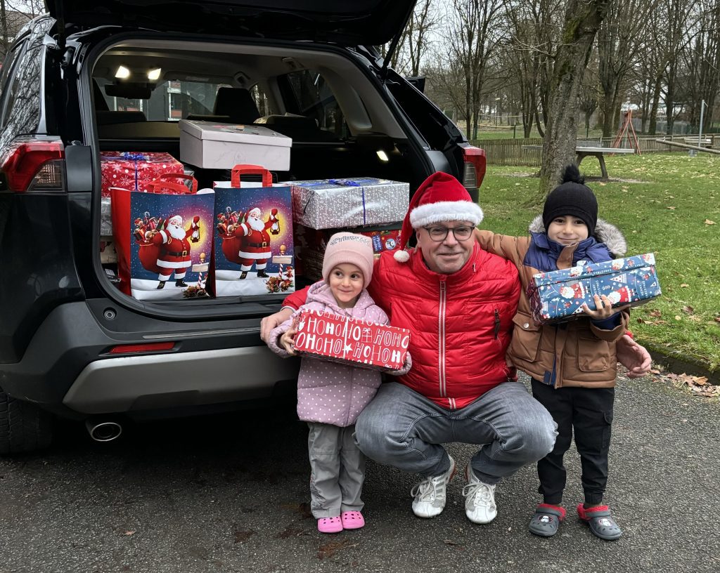 Langenohl überreichte 175 Kindern in Not Geschenke zu Weihnachten
